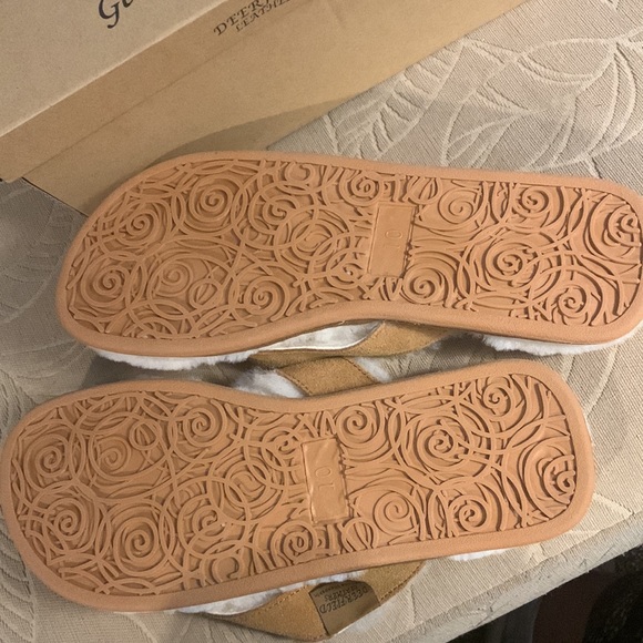 NEW! Deerfield Leathers Genuine Sheepskin Sandals 🐑 🩴 - Picture 2 of 2